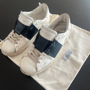 Valentino opens - Tjena säljer nu dessa Valentino opens, köpta på plick av en kille som hävdade att de är äkta, har fått höra av andra att de inte ska vara det så är väldigt osäker därav de extremt billiga priset! Skriv om du har frågor! Dustbag medföljer! 