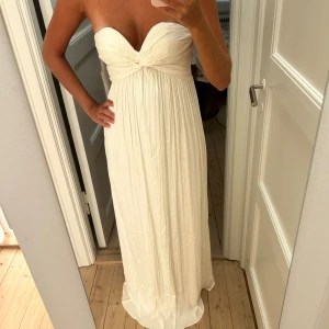 Vit balklänning - Från nakd! Prislapp kvar. Storlek 34