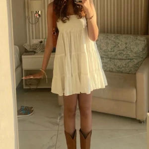 Zara klänning🩷 - Första bildern är inte min! Säljer denna jätte fina klänning eftersom att den har blivit för liten för mig, använd runt 3 gånger. ( Köparen står för frakten )🩷