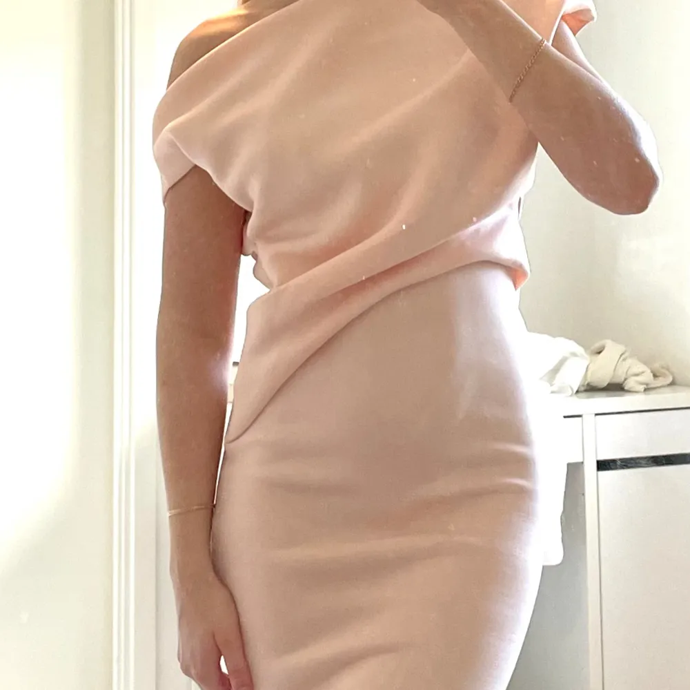 Superfin rosa/aprikos festklänning från asos! . Klänningar.