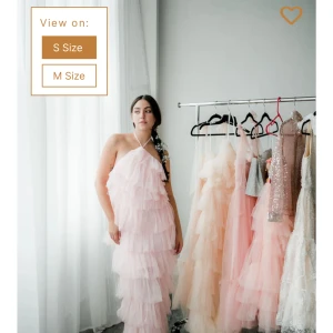 Balklänning  - Rosa balklänning från ett amerikanskt märke. Coñfete. Storlek M. Men passar s. Säljer för att jag valde en annan. Köptes för 1600kr inklusive frakt. Skriv för fler bilder