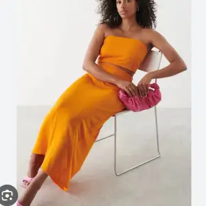 Orange kjol från Gina Tricot i nyskick. Storlek M.