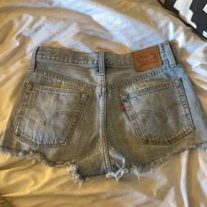 Lågmidjade jeansshorts - Lågmidjade jeansshorts från Levis som tyvärr är alldeles för små för mig💗