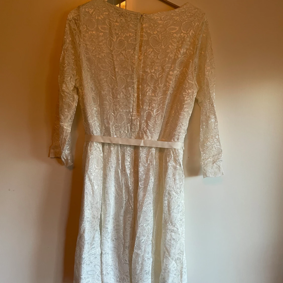 Långärmad spetsklänning - 90