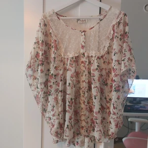 Blommig sommar bluse - Blommig sommar bluse. Svensk sommar stil. Väldigt genomskinlig