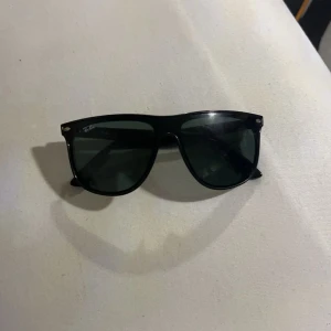 Ray-ban solglasögon - Jättefina, bra skick. Inte smutsiga och vill bli av med dem för har köpt andra