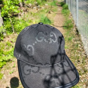 Louis Vuitton Black Belt  - passar bra i storlek man justera kepsen Ny pris på butik kostar 4600 Köpt innan hos Gucci