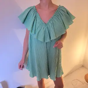 Så fin grön klänning från zara , aldrig använd 