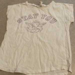 Pyjamas tröja - Storlek 146/152, ca 40cm runt magen och ca 43cm lång. Skrynklig, men annars bra skick. Haft några år.