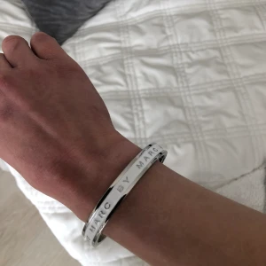 Marc Jacobs Armband - Jättefint armband från Marc Jacobs. Använd få gånger. Fint skick. Har tyvärr ingen låda kvar.