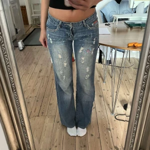 Lågmidjade jeans  - Lågmidjade jeans med coola synar och detaljer. Vissa har ramlat av 