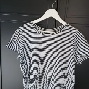 Randig T-shirt - T-shitt från lager. Skön o luftig, ings fel på de. Inte använts på länge.