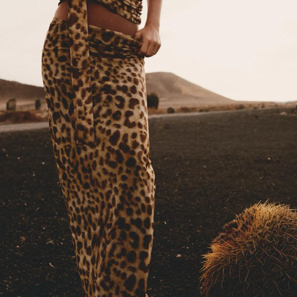 snygg lågmidjad lång leopard kjol från zara helt oanvänd med lappen på!!! Köpt en annan liknande så behöver inte denna längre! Skriv för frågor (liten i storlek). Kjolar.