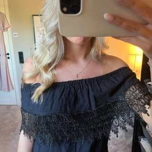 One shoulder/ off shoulder topp  - Söt svart topp som man både kan ha som off shoulder eller  One shoulder💕Vet inte riktigt vad storleken är med skulle nog säga runt xs/s passar mig som vanligtvis har s. Skriv för fler bilder eller frågor💕