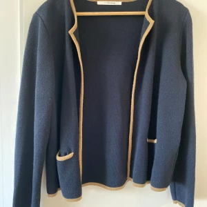 Kofta - Sibin Linnebjerg - Fin kofta av märket Sibin Linnebjerg. Super fint skick. Mörkblå med lite guld/gul detalj. Stl XL 
