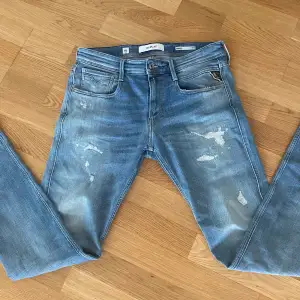 Ett par riktigt feta replay jeans med slitningar!👖 Jeansen har den populära modellen Anbass och är i 9,5/10 skick!✅ Nypris: ca 1500 mitt pris 629!💸 
