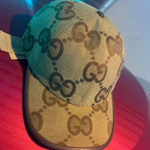 Gucci keps - Fin keps utan fläckar eller fel, perfekt till sommaren och är nästan helt ny.  (Använd några gånger spklart)  Säljer för den passade inte. (Äkta såklart)