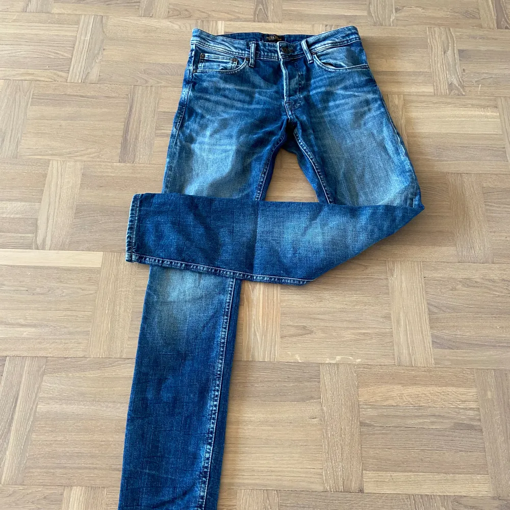 Säljer dessa supersnygga jeans från Jack and Jones! Jeansen är i storlek 29/32 och är i superbra skick! Jeansen är i modellen slim/glen. Vid minsta fundering är det bara att skriva🙌🏼. Jeans & Byxor.