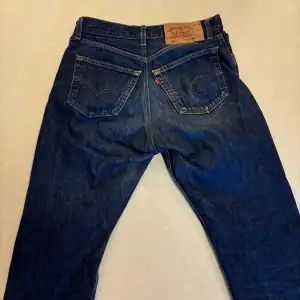 Fina i bra skick Levis jeans i modellen 501. Storlek 34/32 men skulle säga att dom motsvarar EU storlek 36 eller 38. Knappgylf, mörk tvätt.