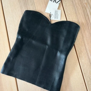 Zara Tubtopp - Säljer en svart bandeau-topp från zara med prislappen kvar! 