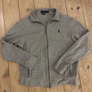 Polo Ralph lauren full zip - Fin polo Ralph lauren full zip tröja i storlek M. Den är som ny och har inga fläckar. Tveka inte på att ställa frågor. 
