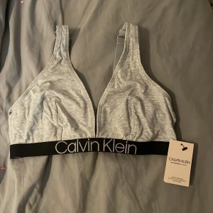 Calvin Klein topp - Endast testad så den är i mycket bra skick. Köpt för 299 kr. Fin kvalitet. 