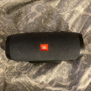 Jbl charge högtalare  - Säljer denna JBL charge högtalare, den fungerar perfekt, den har inte använts särkilt mycket då jag har en stor JBL högtalare.