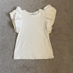 Zara topp - Så fin topp från zara i bra skick!💕den är kräm vit/ljus beige!