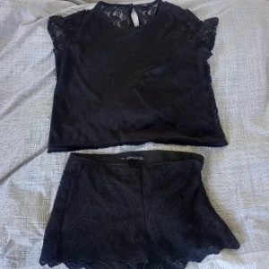 Kläd set  - Säljer ett set med en jätte fin tröja (S) och jätte fina shorts (S). Jätte bra skick. Shortsen är ifrån Zara trafaluc collection och tröjan är ifrån BIKBOK. Säljer detta set för 50kr + frakt!