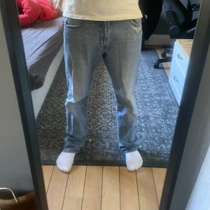 Levis 551 - Hej säljer ett par snygga Levis 551 med snygga slitningar. Hör av er vid minsta fundering. 