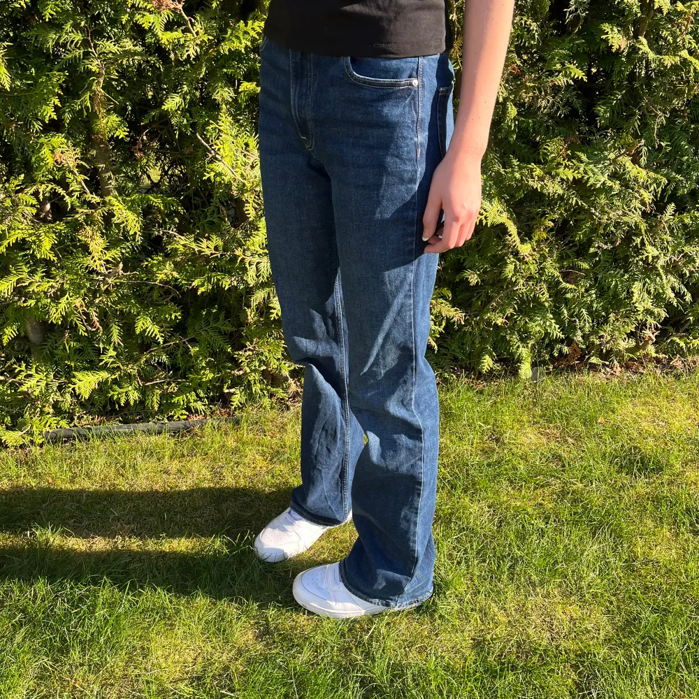 Mörkblå bootcut jeans från hm. Innerbens mått är 81 cm. Betalning sker via Swish. Frakt tillkommer💕skriv för fler bilder. Jeans & Byxor.