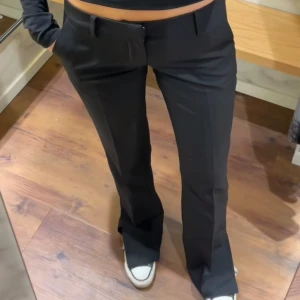 Lågmidjqde kostymbyxor i vera me slits  - Tryck ej köp nu !! Kontakta först helt oanvända kostymbyxor i vit med slits storlek 38 som för folk som bär 36