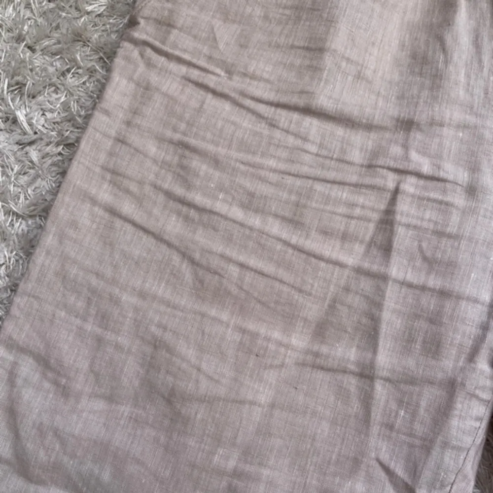 Använda ett fåtal gånger och är i väldigt fint skick. De är i storlek S. Skriv för fler bilder eller funderingar🌸 200kr + frakt . Farkut & Housut.