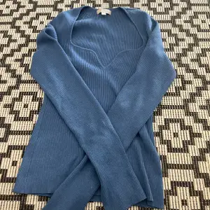 Snygg blå tröja från hm i storlek M. Den har slits i ärmarna.