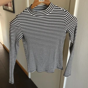 Randig tröja - En tajt, långärmad tröja som passar bra till vardagen. Det är ett mjukt och stretchigt material🤩