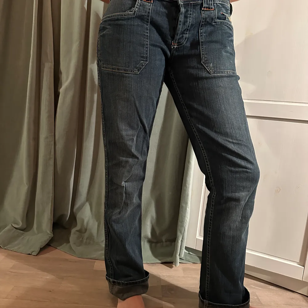 Lågmidjade mörkblå jeans med detaljer och design. Jeansen är raka i modellen.. Jeans & Byxor.