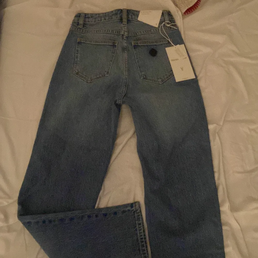 Abrand Jeans, helt oanvända och prislappen är kvar. Storlek 25/AU7 (A’ 94 High Slim). Köptes men va för små och hann inte lämna tillbaka.  Pris kan diskuteras vid en snabb affär. . Jeans & Byxor.