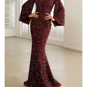 Balklänningen  - Aldrig använd då måtten som stod på hemsidan ej stämde överäns med klänningen som skickades.  Beställde M men skulle säga att de skickade xs/s Pris kan diskuteras 