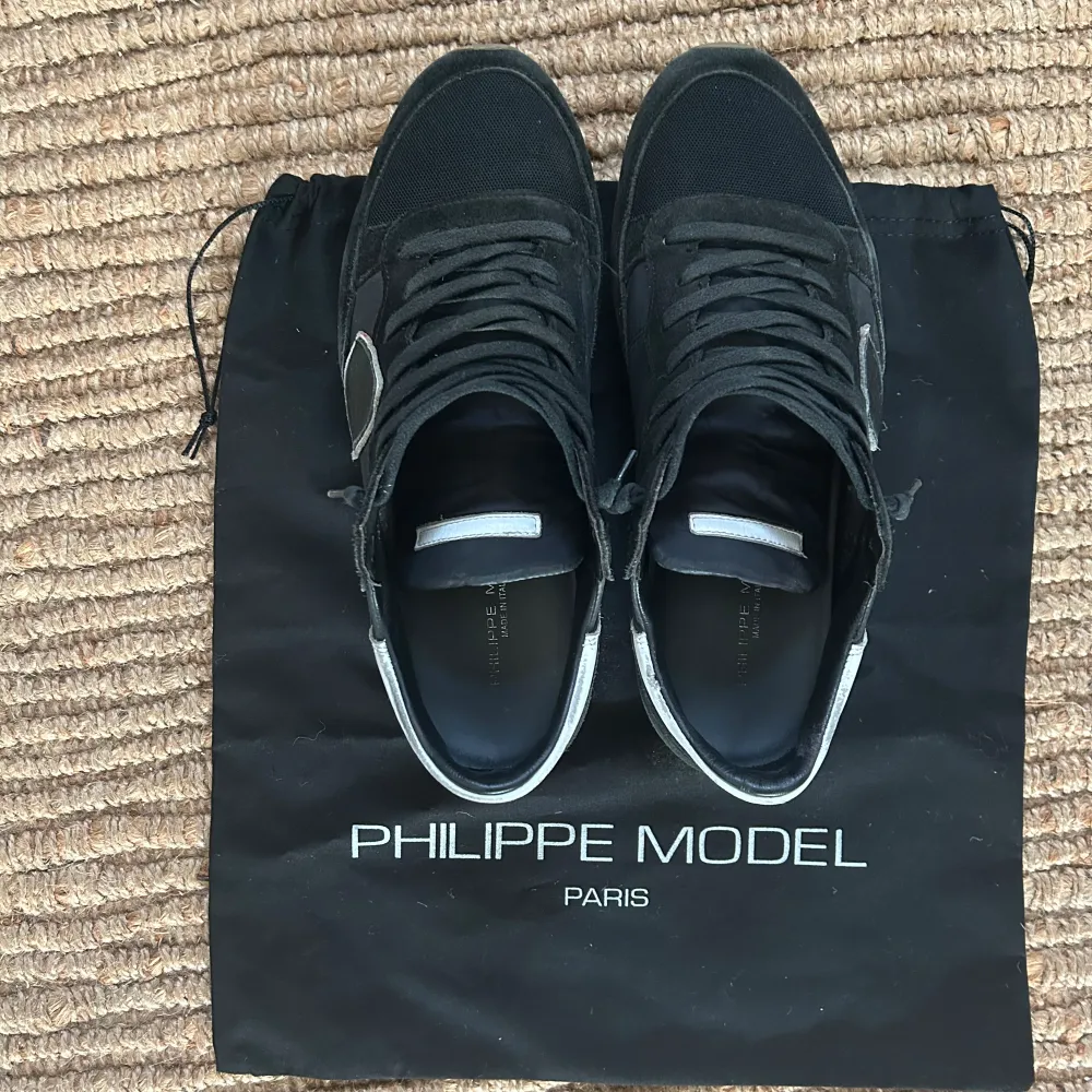 Tjena  Säljer nu dessa snygga Philippe Model skor då de inte kommer till användning. Lite slitet på sulorna, Skick 8/10! Skriv vid funderingar /Emil. Skor.