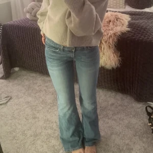 Lågmidjade blå jeans  - Super snygga vintage jeans!! Strl 34/36. Bootcut💕