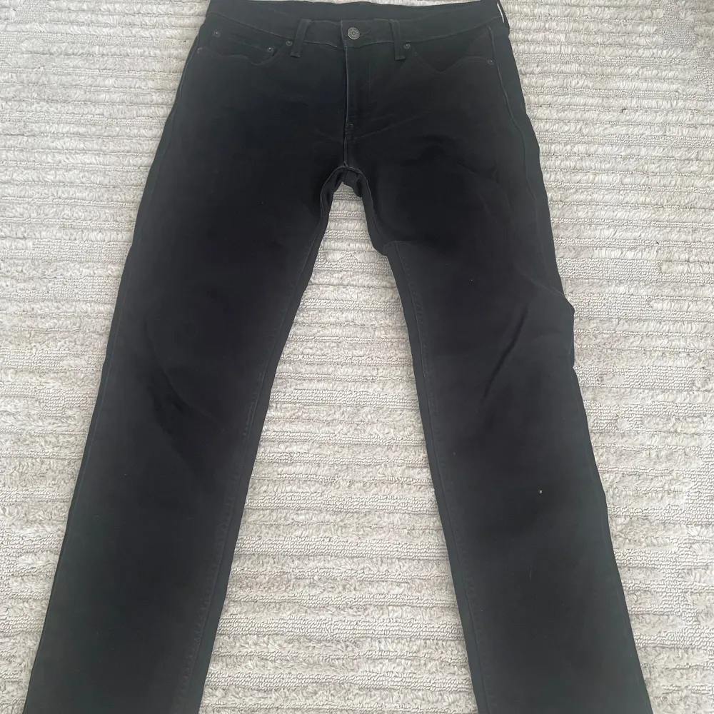 Svarta Levis jeans. Hyfsat skick, storlek W33 L33. Jeans & Byxor.