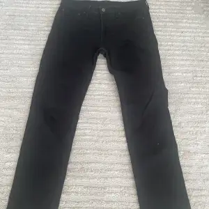 Svarta Levis jeans. Hyfsat skick, storlek W33 L33