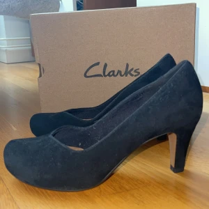 Clarks, högklackade mocka pumps - Svart mocka strl 5 (38) fint skick, rund tå, 7 cm klack