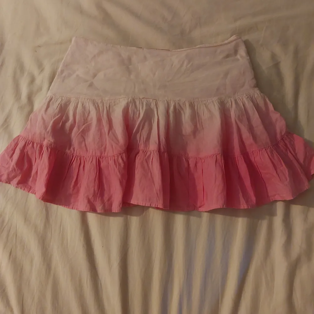 Mini skirt from Kappahl. Pink. Short. Zipper on the side. Very small hole under zipper.. Kjolar.
