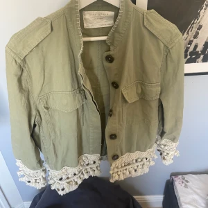 Jättesnygg jeansjacka  - Så snygg jeansjacka från zara som inte säljs längre. Köpt på sellpy. Den är tyvärr för liten för mig och det står storlek M, men skulle säga att den är sitter som en S. Verkligen så så snygg. Kontakta vid intresse eller frågor❤️❤️