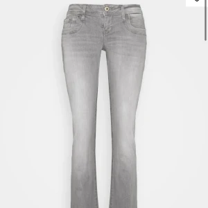 ltb jeans - köpta här på plick men säljer då dom är lite stora på mig 💕 passar s-m. bra skick och väldigt fina!! pris kan diskuteras 💗 w: 31 l:36 (jag är 180 och dom är bra i längd på mig ) skriv för fler bilder 💓