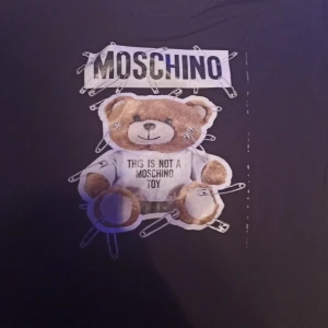 Moschino  - Jag säljer min moschino tröja den är bekväm och snygg passar till allt 