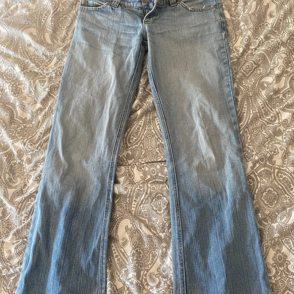 Använt skick men funkar jätte bra! Säljer då dem va för korta för mig och för stora i höften för mig som är 170cm lång. . Jeans & Byxor.