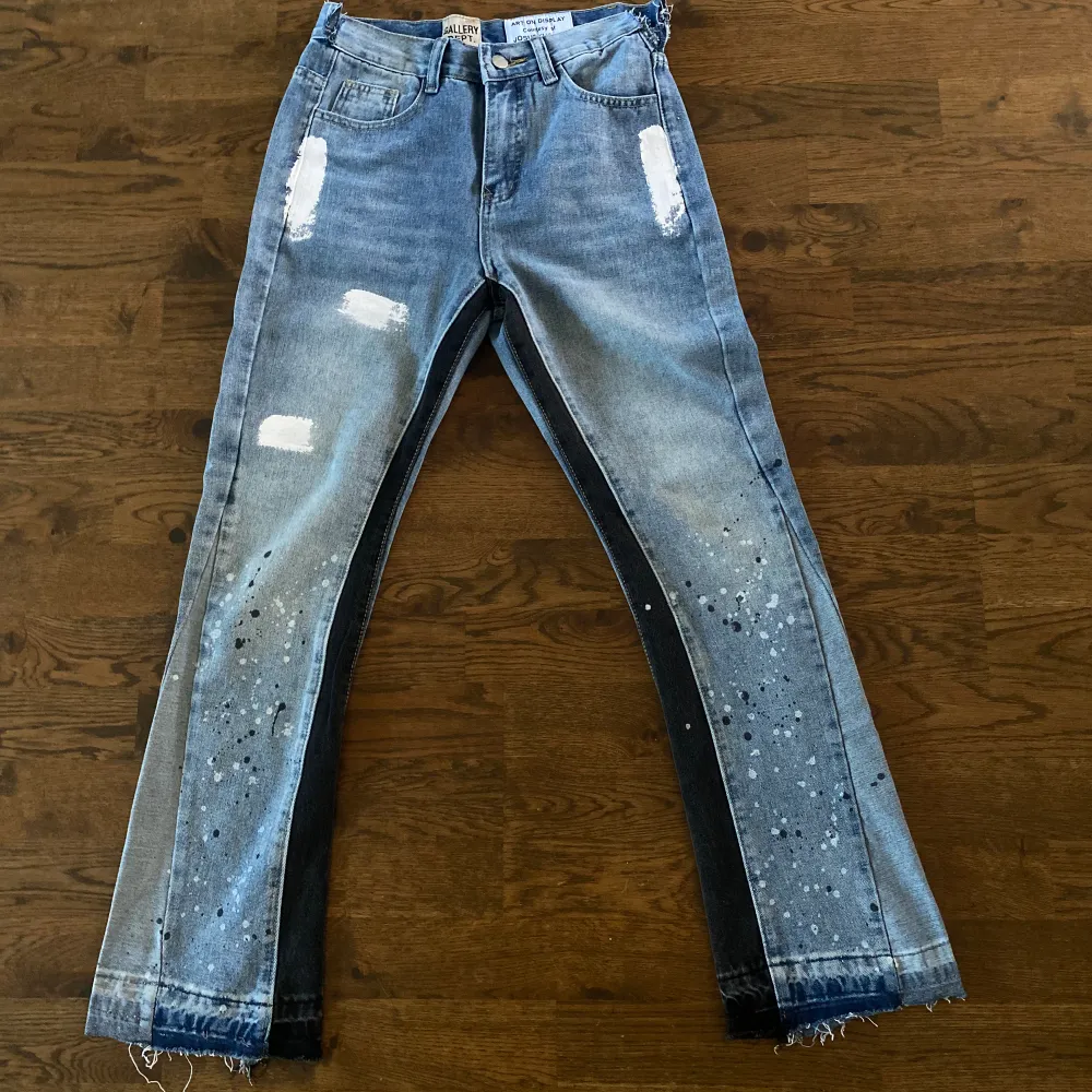 Tja! Säljer nu mina riktigt feta gallery dept flared jeans som jag köpte i butiken kith i New York. Tyvärr är dessa för små för mig, därför försökte jag klippa i midjan för att de skulle passa.  Pris kan diskuteras‼️ Skriv om ni har frågor🤗☺️  . Jeans & Byxor.
