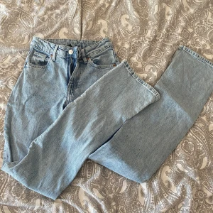 Jeans med slitts - Lågmidjade med slits. 